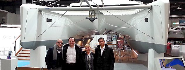 Lana und Andreas Schinner (rechts) auf der „boot 2014“ in Düsseldorf vor einem Luxus-Katamaran, wie sie ihn vermieten