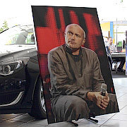Phil Collins im Opel-Autohaus? Das heißt wohl „Umparken im Kopf!“