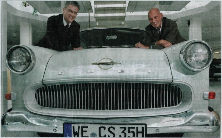 Zwei Händlergenerationen: Im Weimarer Autohaus Schinner geben Mathias (li.) und Claus Schinner den Ton an. Um den Ausstellungsraum ein wenig aufzulockern, stehen dort nicht nur Neufahrzeuge, sondern auch Klassiker wie ein blitzblank polierter Opel Rekord.