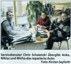 Serviceberater Chris Schaletzki übergibt Anke Niklas und Micha das reparierte Auto