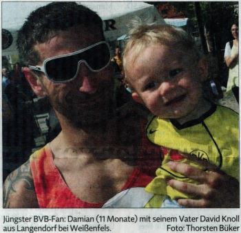 Jüngster BVB-Fan: Damian (11 Monate) mit seinem Vater David Knoll aus Langendorf bei Weißenfels