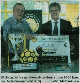 Mathias Schinner übergab gestern stolze 6300 Euro an Detlef Riemer vom SC 03
