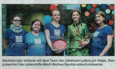 Marktkönigin Stefanie mit dem Team des Lebensart-Ladens am Palais. Dort präsentiert das Lebenshilfe-Werk Weimar/Apolda seine Kunstwerke