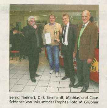 Bernd Theinert, Dirk Bernhardt, Mathias und Claus Schinner (von links) mit der Trophäe